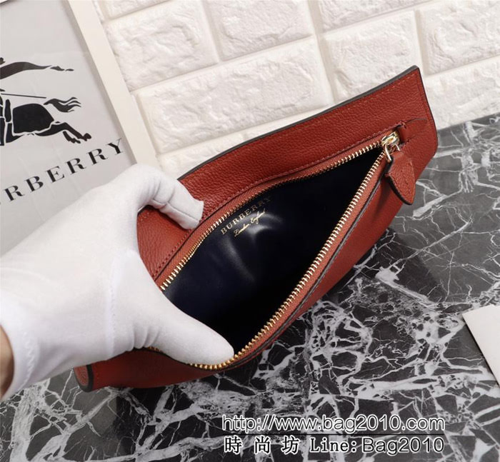 BURBERRY巴寶莉 簡約時尚手拿包 拉鏈口袋飾有 Burberry立體字母 2288  Bhq1050